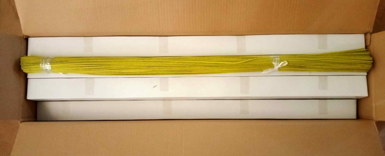 Estopim visco de 2,6 mm: tiras de 1 metro amarradas em feixes, dentro da caixa interna.