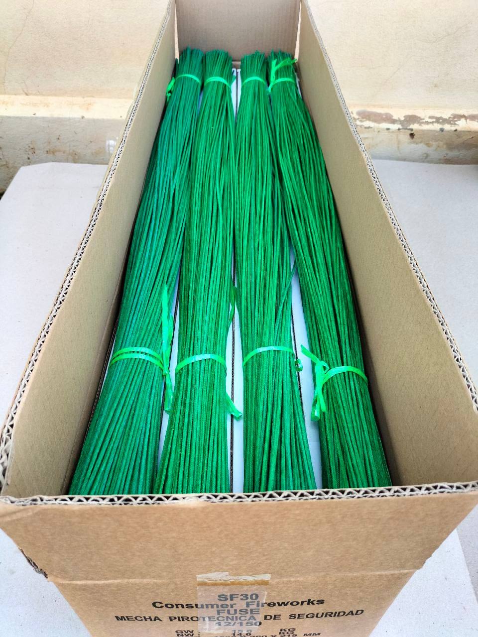 Estopim visco de 3,0 mm, na cor verde, em feixes de tiras de 1 metro dentro da caixa.